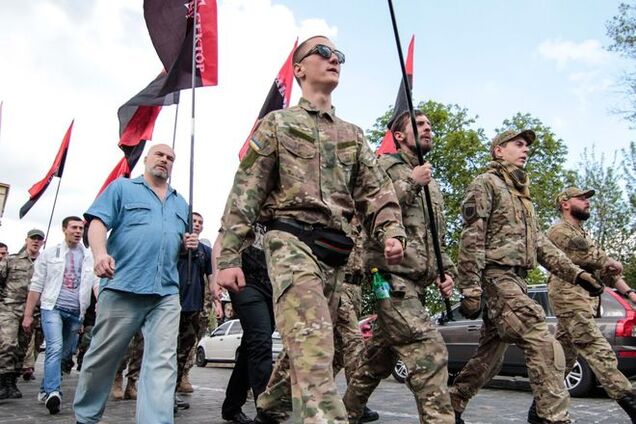 Удастся ли Порошенко загнать в казармы 'Правый сектор'?