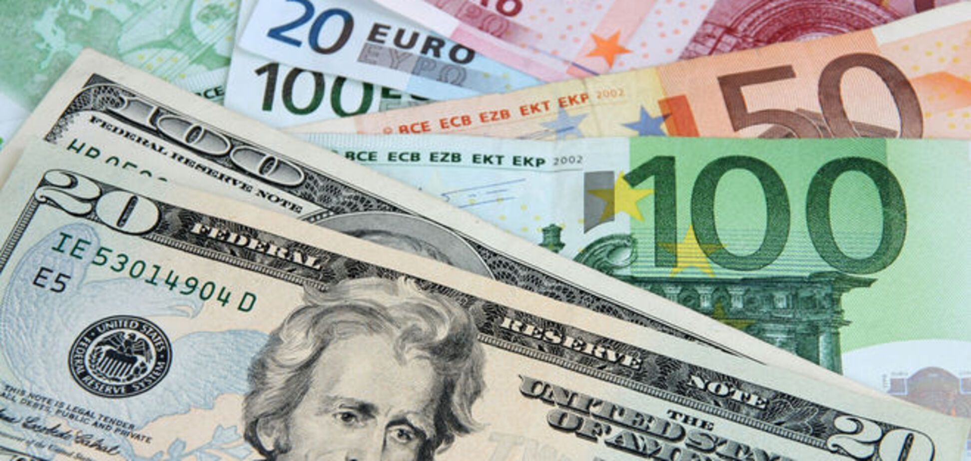 НБУ резко обвалил доллар и евро: курс валют в Украине