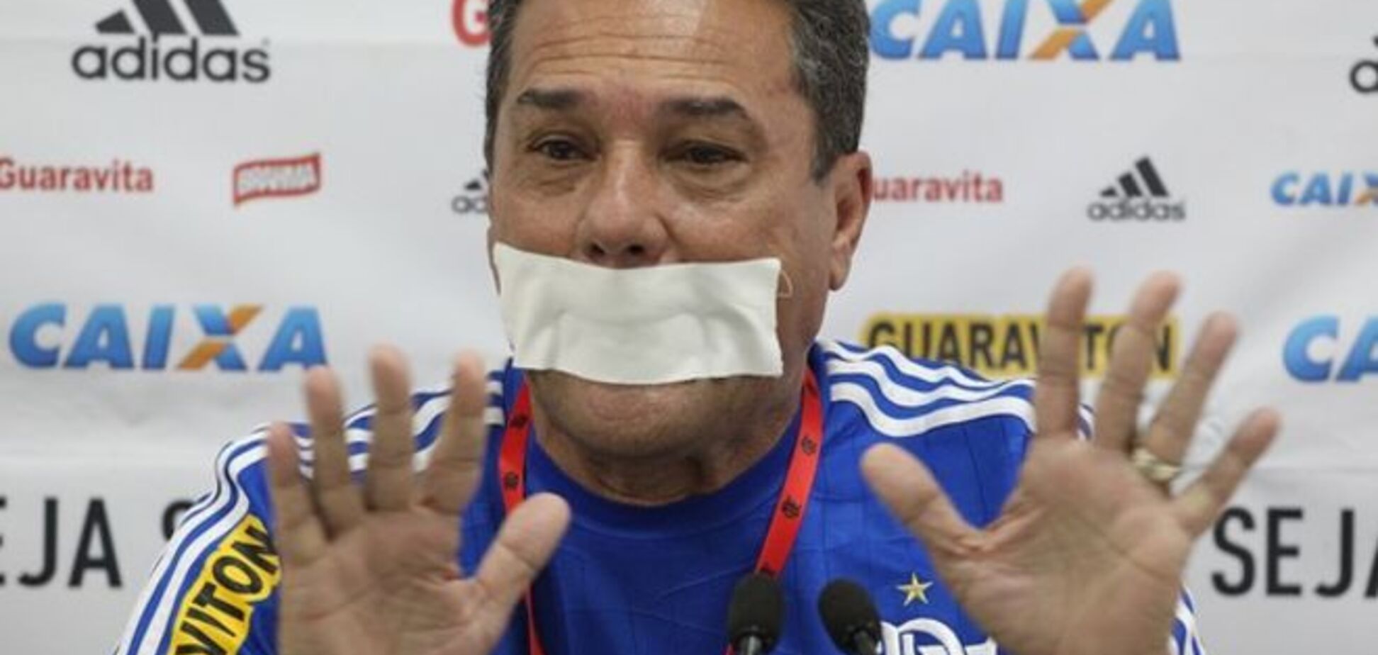 Бразильский тренер заклеил себе рот на пресс-конференции