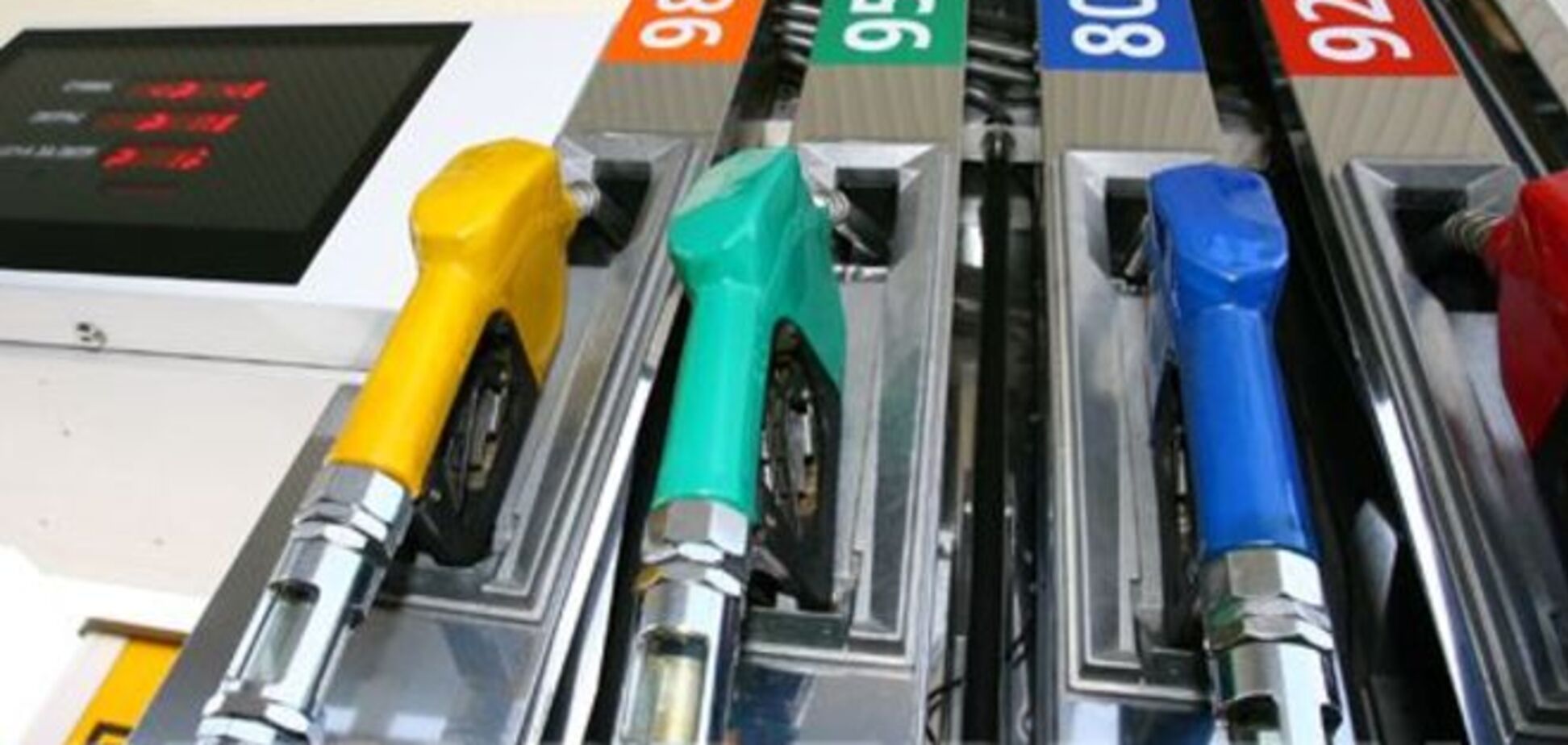 Лукашенко не устраивает падающий рубль: Беларусь прекратила поставки бензина в Россию