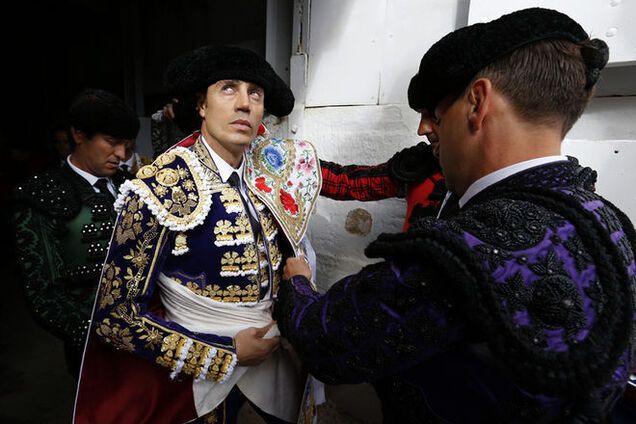 'Пасхальнаяя феерия'. Во Франции начался сезон корриды: фотофакт