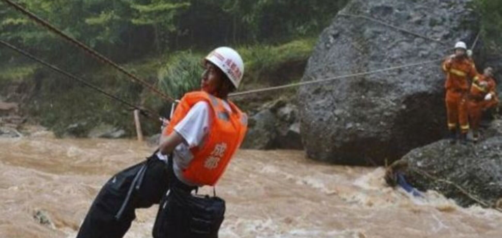В Китае автобус с горы рухнул в реку: погибли 21 человек