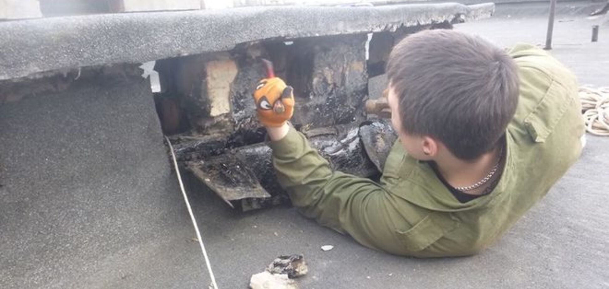 В Киеве кошку почти сутки вытаскивали из вентиляционной системы: фотофакт