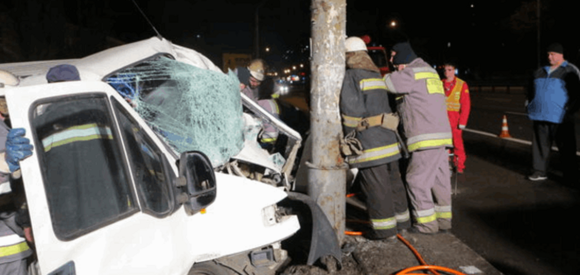 В Киеве водитель разбился за рулем угнанного авто: фото с места событий