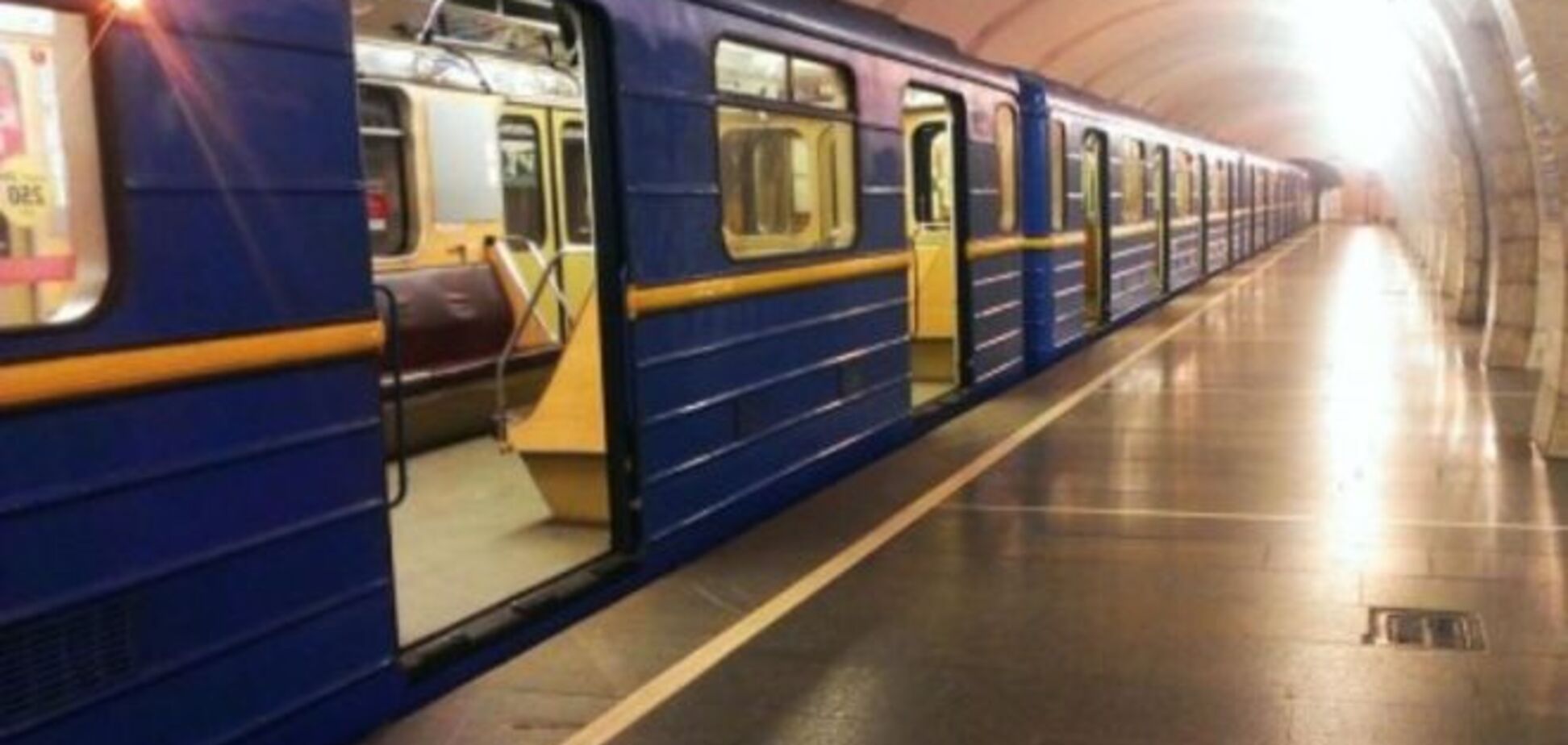 ЧП в метро: в Киеве на станции 'Лыбидская' человек упал под поезд