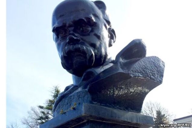 В оккупированном Симферополе к памятнику Шевченко возложили вербу: фотофакт