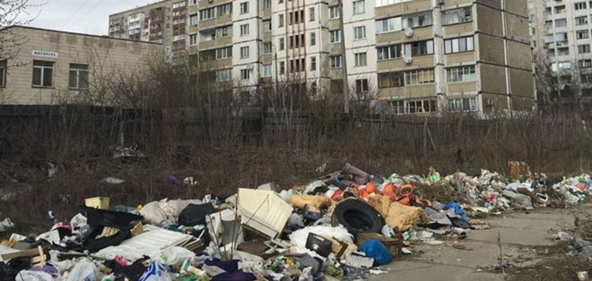 Киевлянин обнаружил возле детских площадок горы опасного мусора: фотофакт