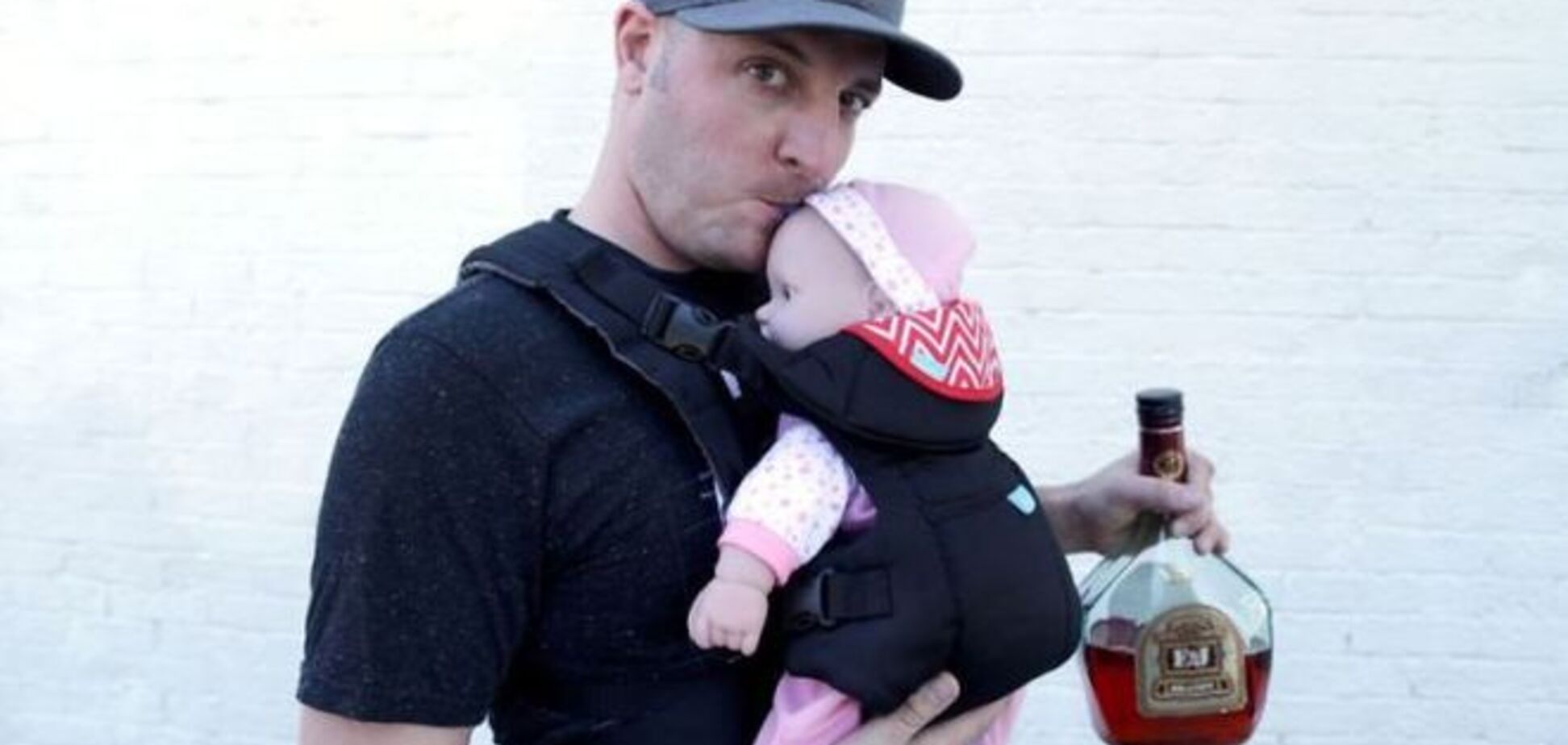 Кукла-фляга поможет незаметно напиваться у всех на виду