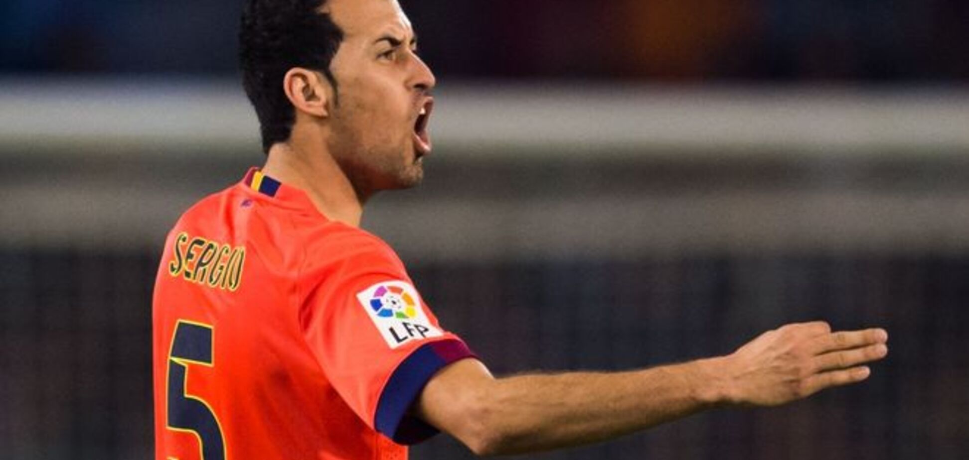 Футболиста 'Барселоны' во время матча 'убил' кусок травы: видео курьеза