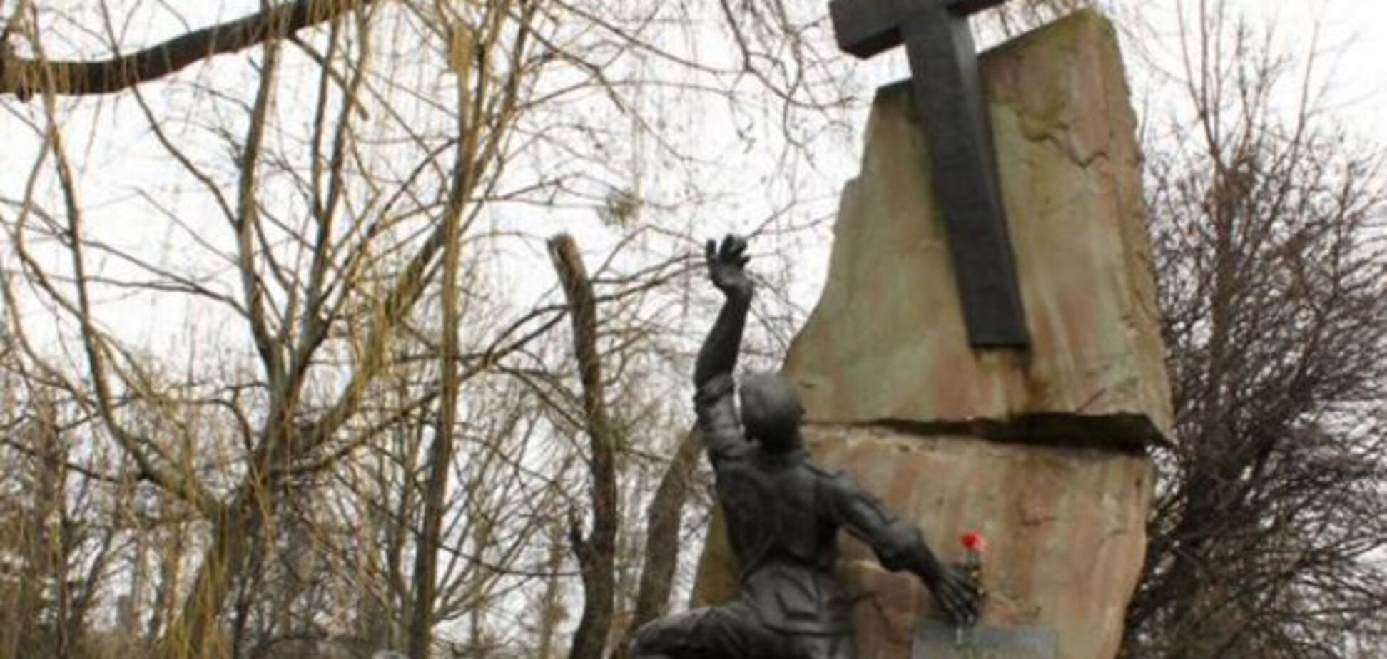 Во Львове памятнику воину-афганцу отпилили руку