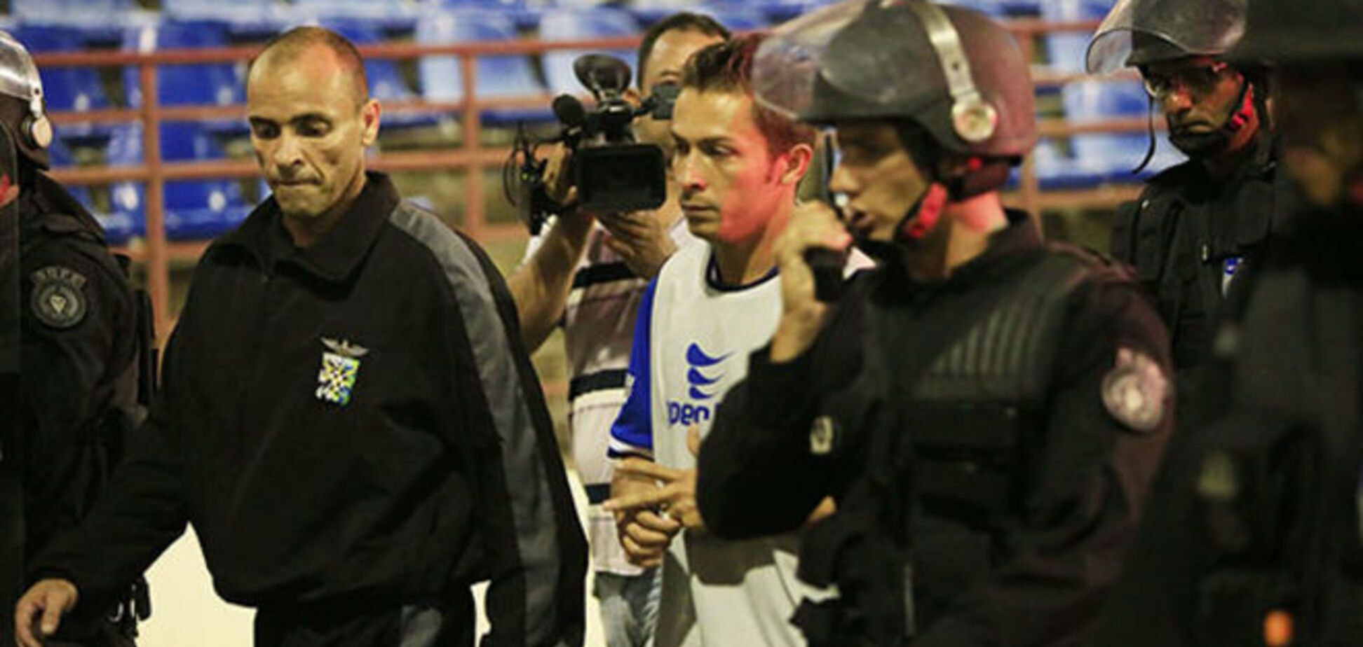 В Бразилии футболиста арестовали прямо во время матча