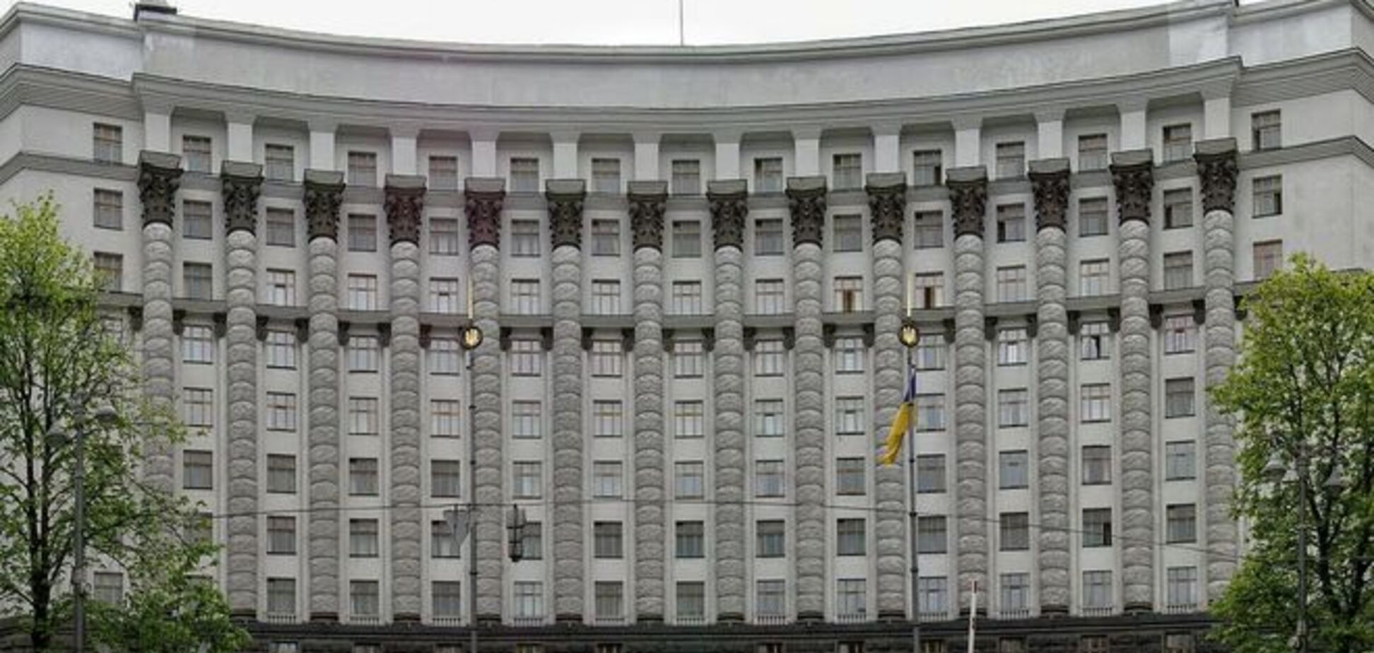 Кабмін пропонує Раді заборонити чиновникам бути членами партій