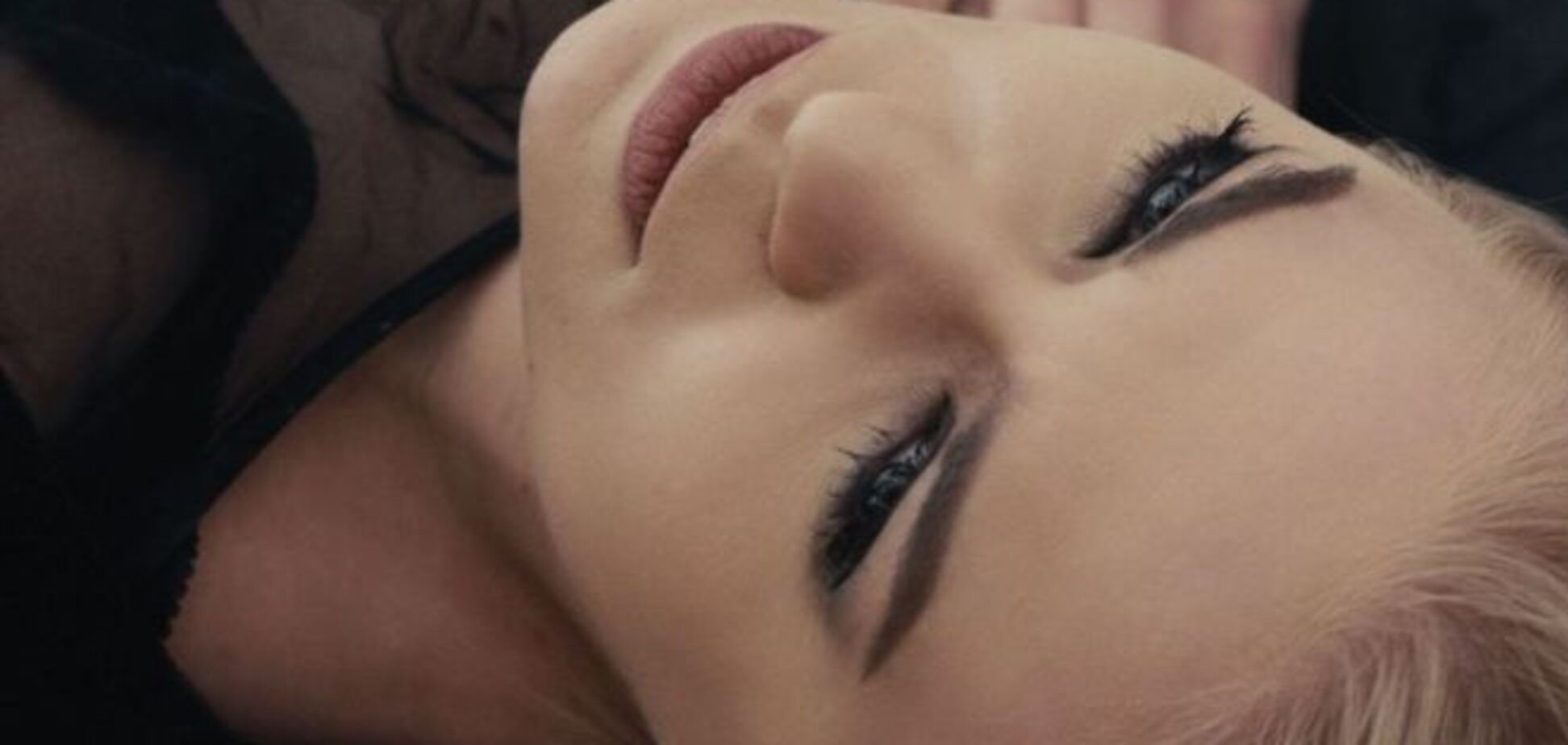 Alloise сняла чувственное видео