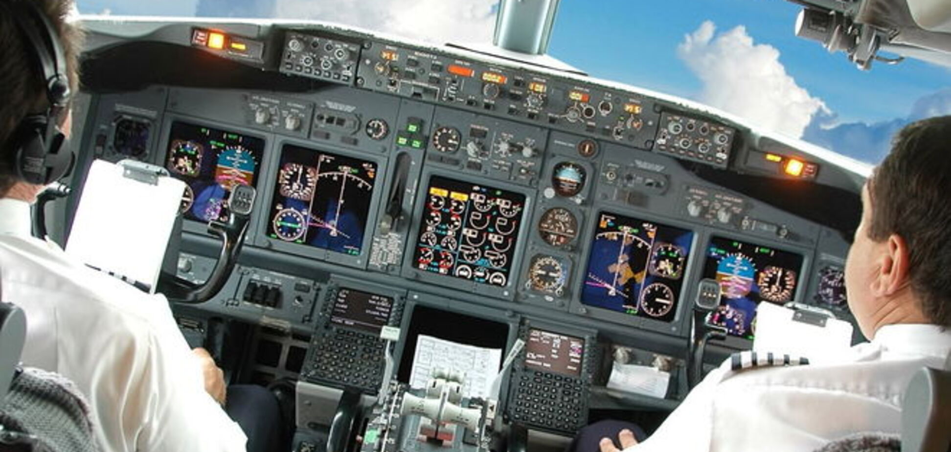 Второй пилот избил капитана в кабине самолета Air India