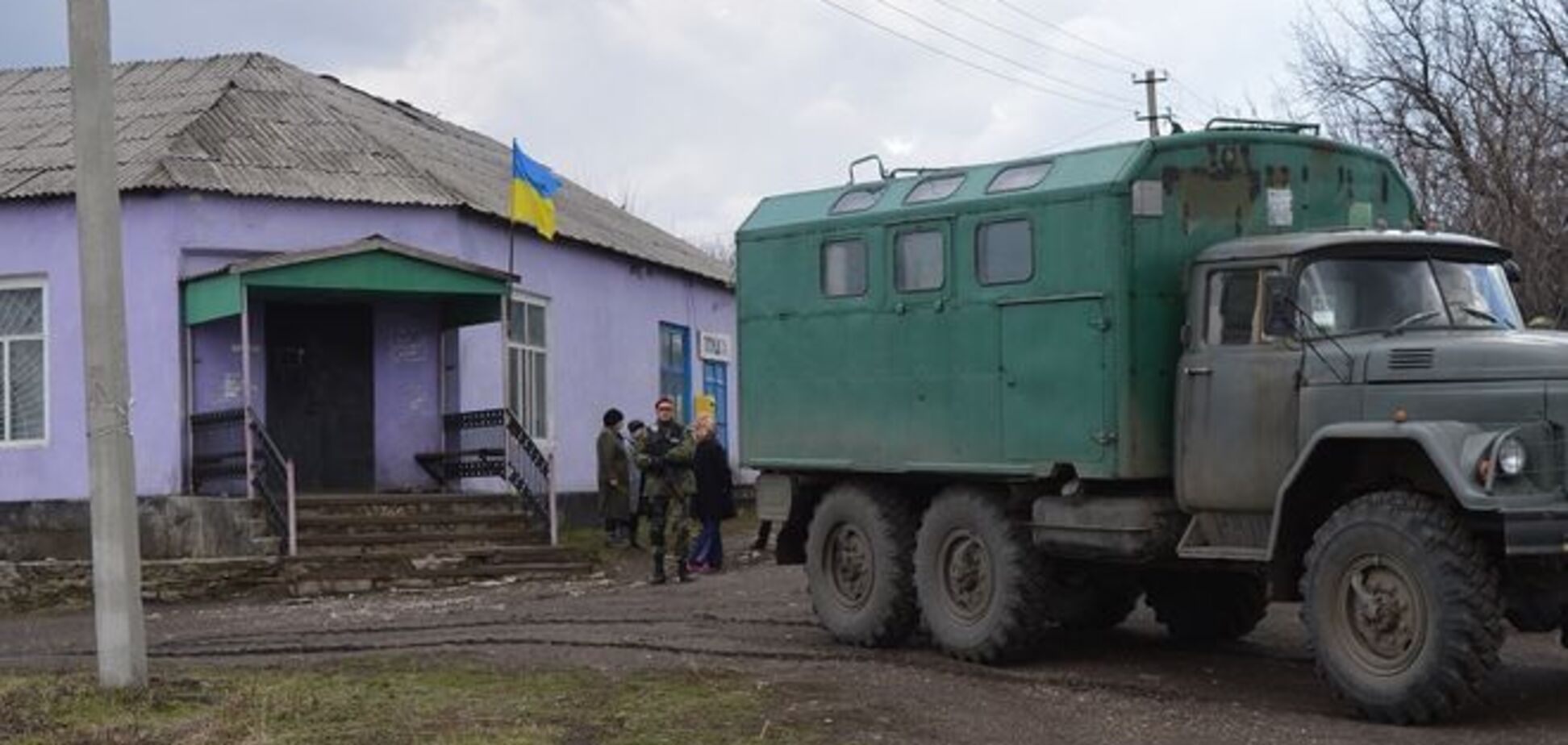 Над ще одним селом в Луганській області підняли прапор України. Фотофакт