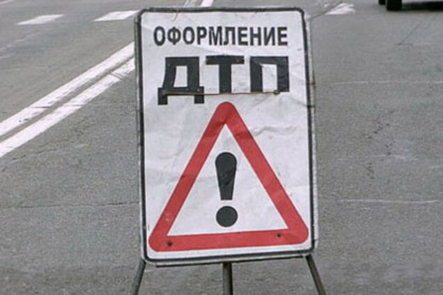 В Киеве автомобиль сбил на 'зебре' пешеходов, в том числе ребенка