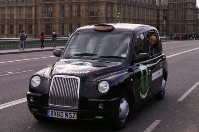 В Британии таксист вернул пассажиру сумку с £10 тыс.