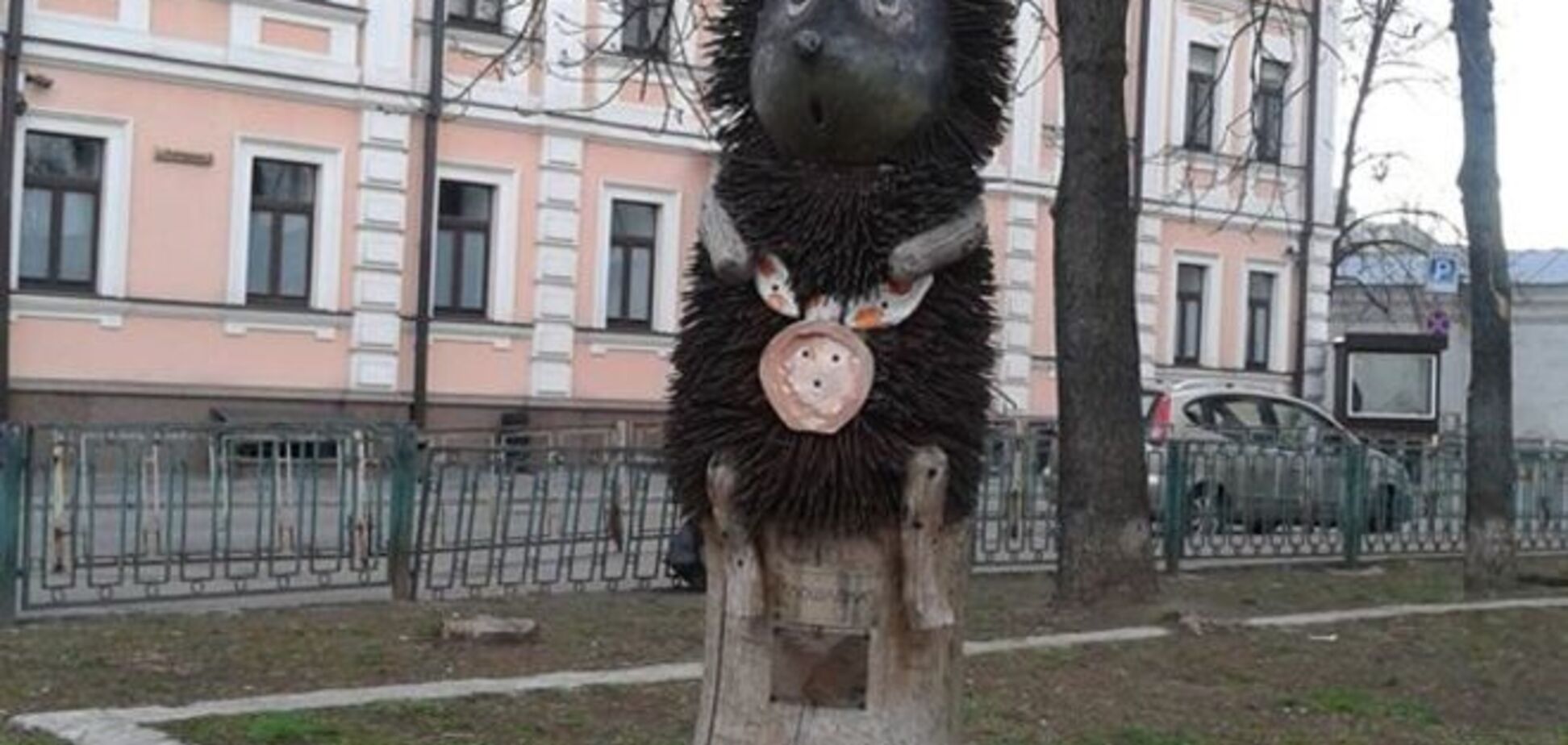 У киевского ежика в тумане вандалы 'отобрали' узелок