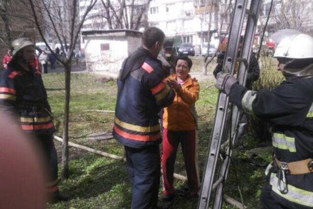 В Киеве пожарные вынесли из огня кошку