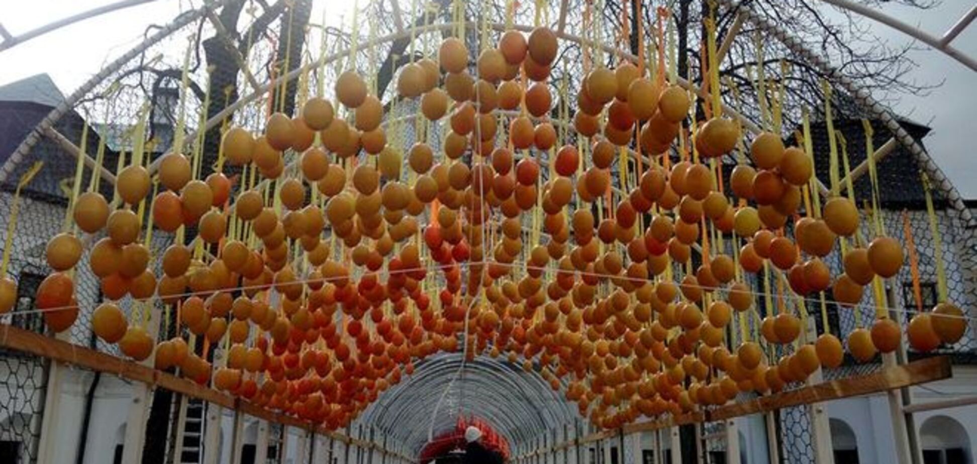 В Софии Киевской появились гигантские писанки и коридор из яиц