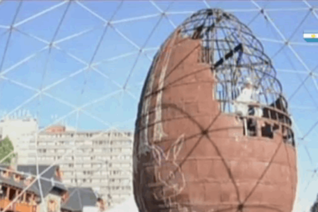 Рекорд! В Аргентине создали 8-тонное пасхальное яйцо из шоколада