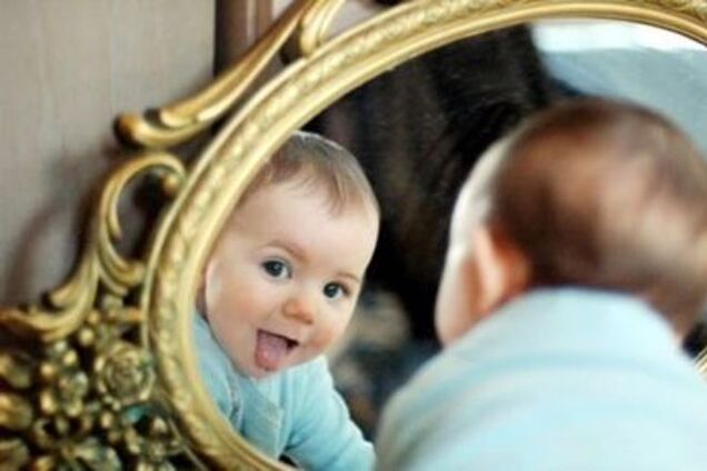 Вчені розповіли, в якому віці діти впізнають себе в дзеркалі