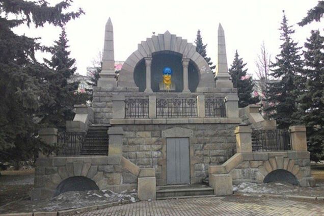 В российском Челябинске Ленина раскрасили в цвета флага Украины: фотофакт