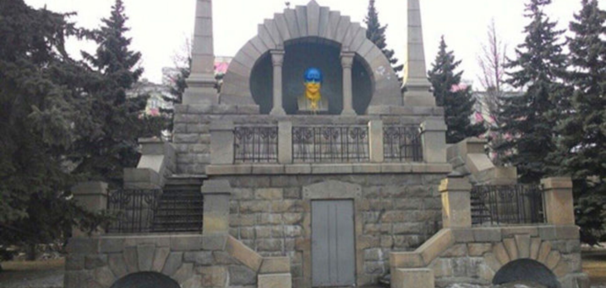 В российском Челябинске Ленина раскрасили в цвета флага Украины: фотофакт