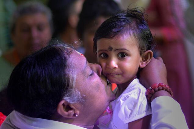 Индийская целительница 'Амма' обнимает мир: самые добрые фото