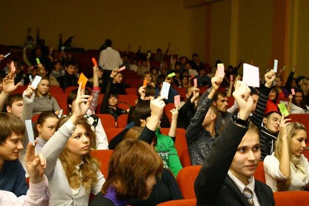 Студентов 'лопнувших' вузов доучат в других: на каких условиях