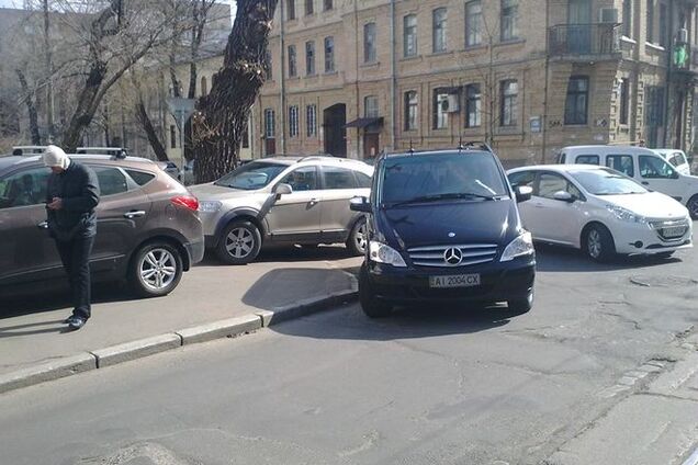 Нас*ать на правила: хам на Mercedes обматерил водителя и пешехода