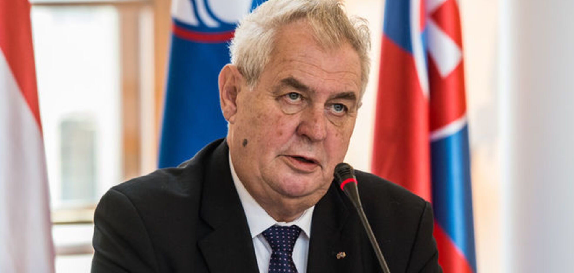 В Чехии не хотят оплачивать Земану визит к Путину на парад 9 мая