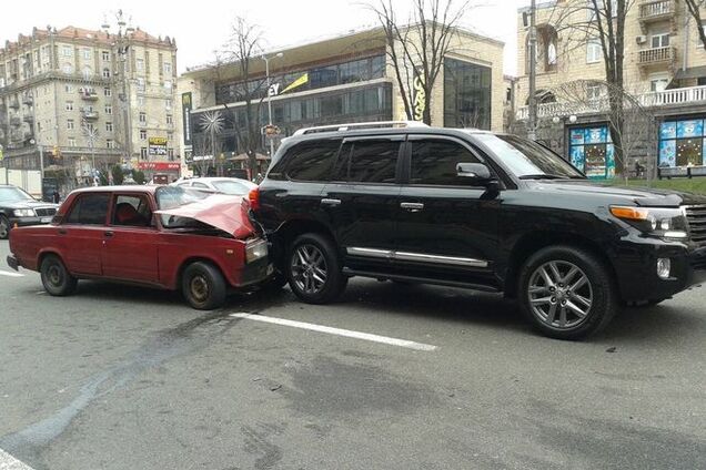 Авария-анекдот: водитель Жигулей сбежал после ДТП с элитным джипом
