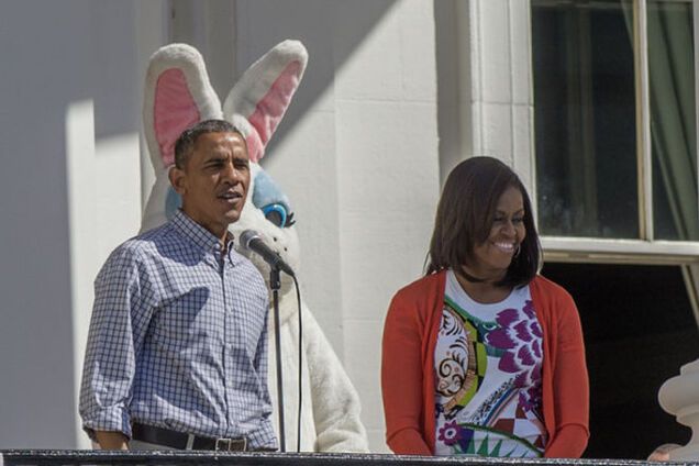 'Катание яиц' в Белом доме: Барак Обама с кроличьими ушами и танцующая Мишель