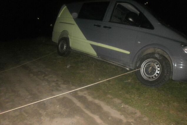 На Киевщине спасли водителя из зависшего над пропастью автомобиля