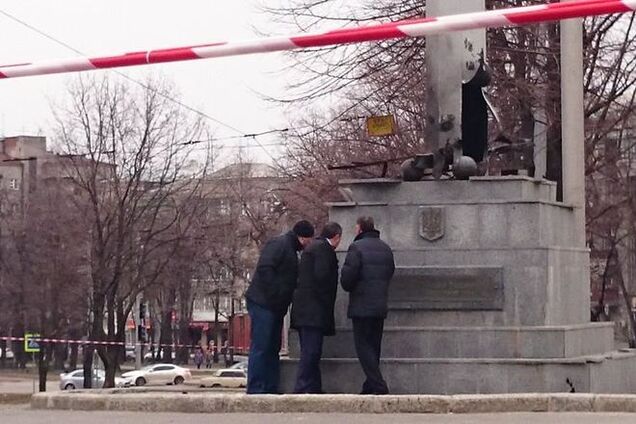 В центре Харькова взорвали стелу с флагом Украины: фото с места событий