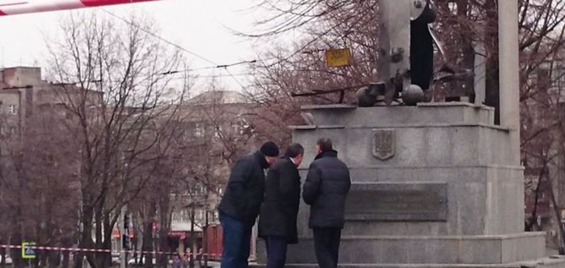 В центре Харькова взорвали стелу с флагом Украины: фото с места событий