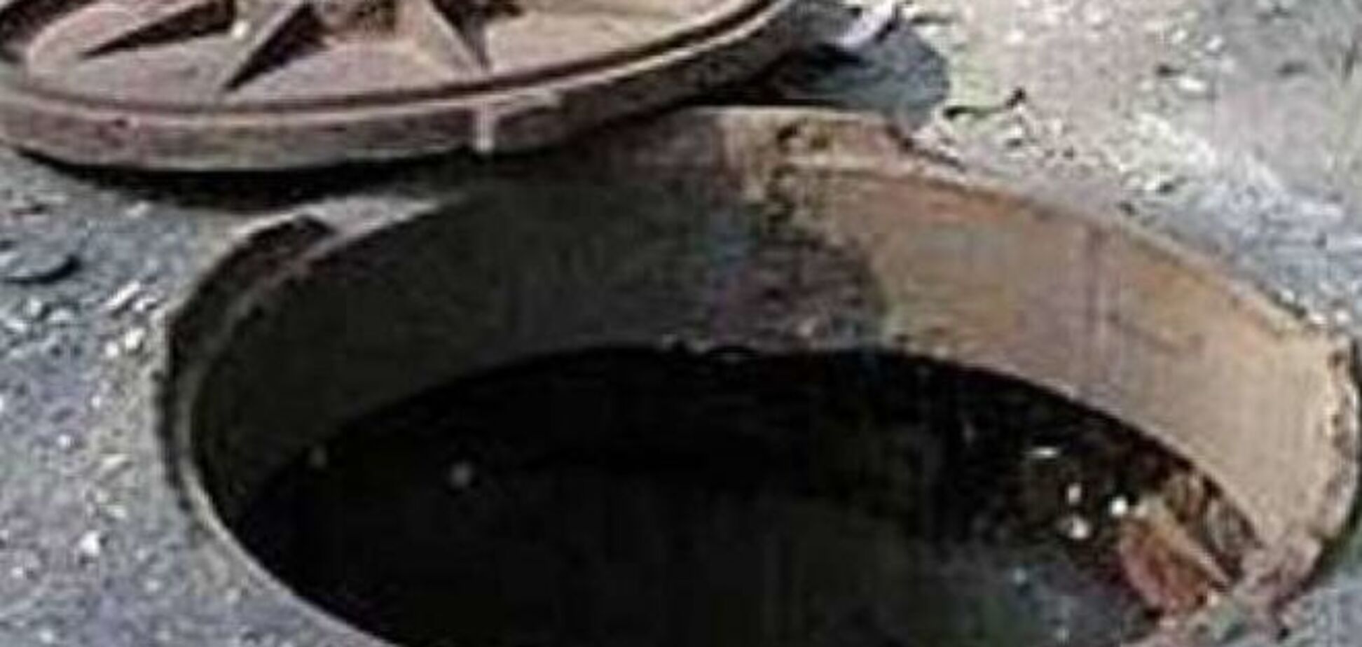 В Киеве женщина провалилась в канализационный колодец