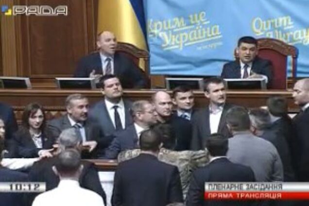 Нардепы заблокировали трибуну Рады, требуя ВСК по коррупции в Кабмине