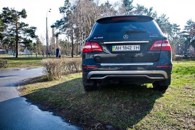 'Герой парковки': 'Донецьке диво' затоптало газон у столичному парку