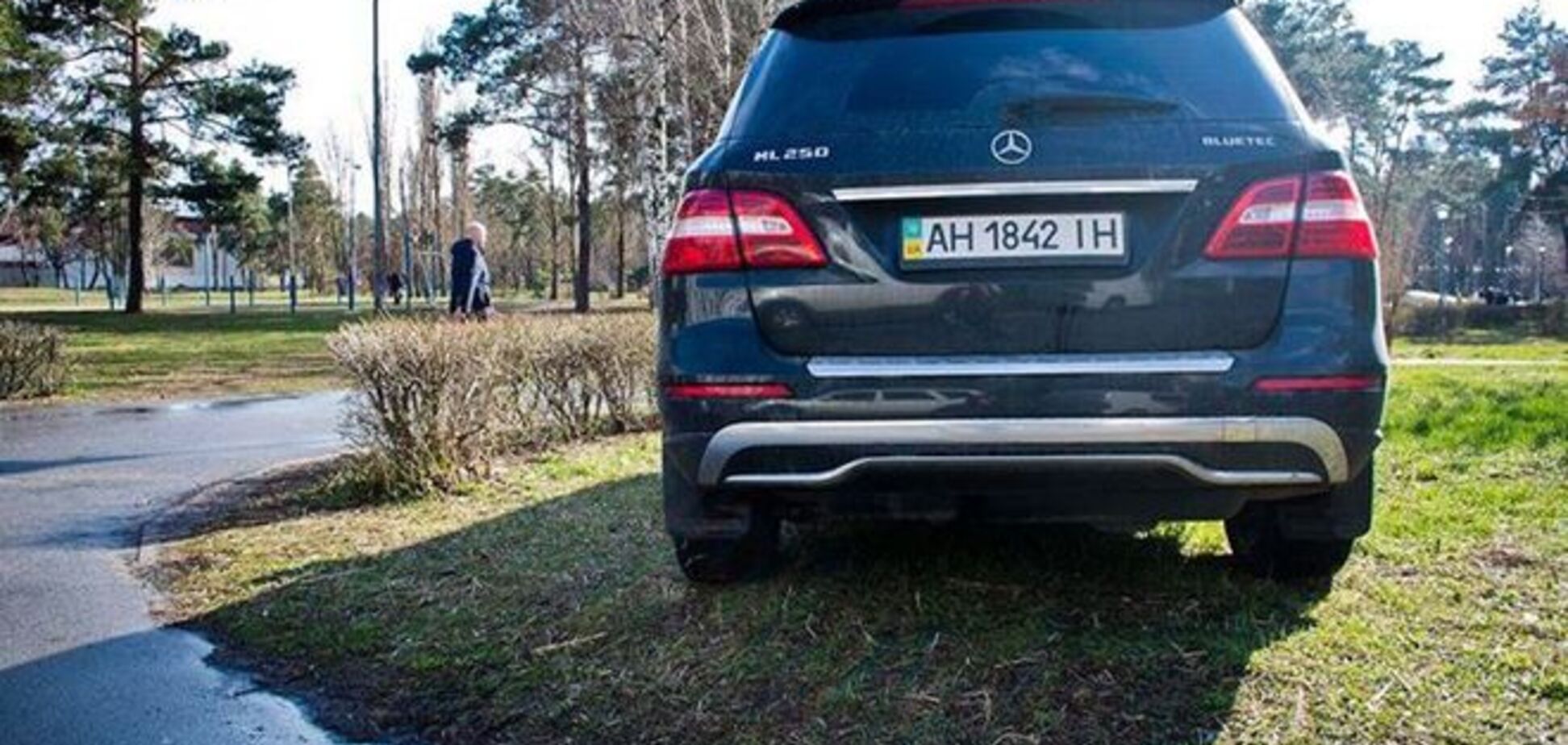 'Герой парковки': 'Донецкое чудо' затоптало газон в столичном парке