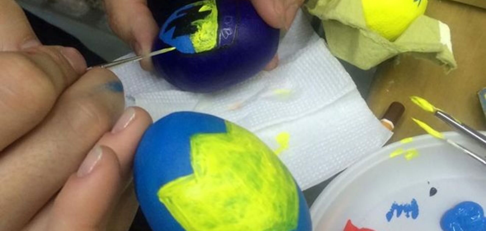 Бойові яйця: у Києві роблять писанки з емблемами батальйонів