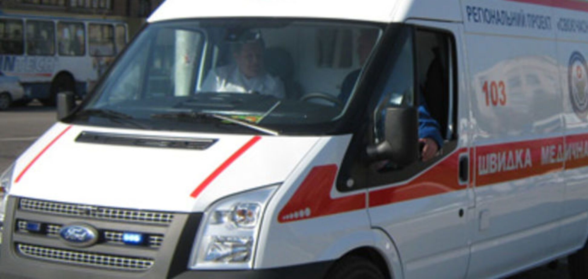 На Крещатике на голову киевлянину упал лист железа