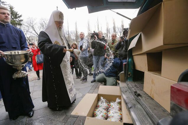 Патриарх Филарет освятил пасхальные куличи для бойцов АТО: фотофакт