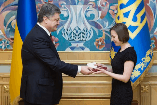 Порошенко наградил шахматную королеву Музычук орденом:фотофакт