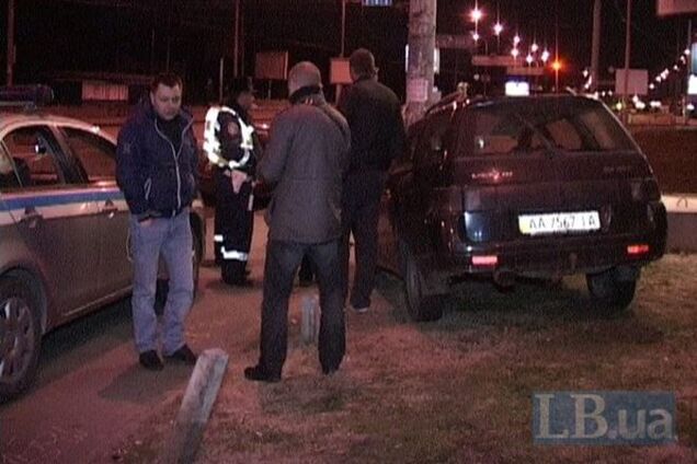 В Киеве пьяный водитель убегал от ГАИ и протаранил столб