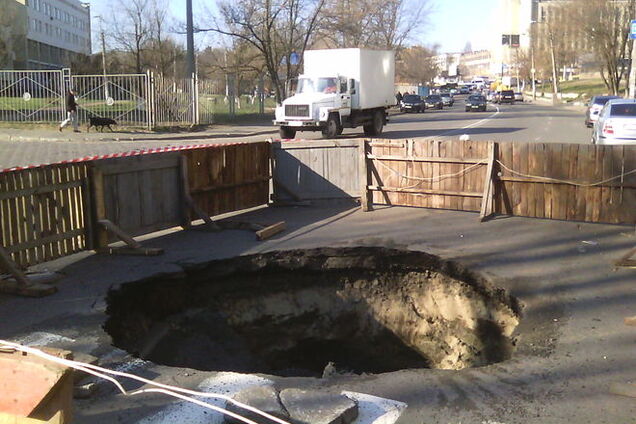 В Киеве посреди дороги провалился асфальт: опубликованы фото