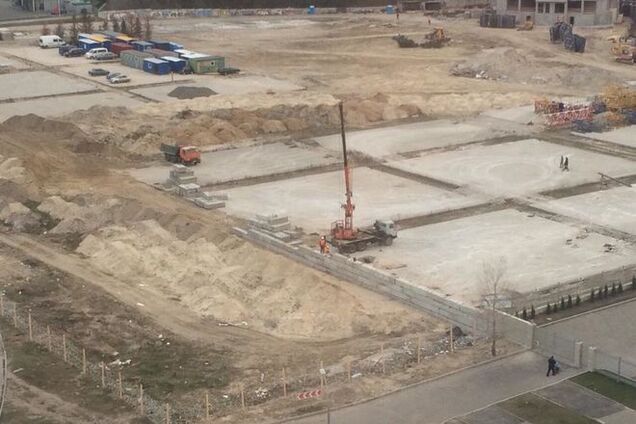 Скандальную киевскую стройку обнесли еще и бетонным забором: фотофакт