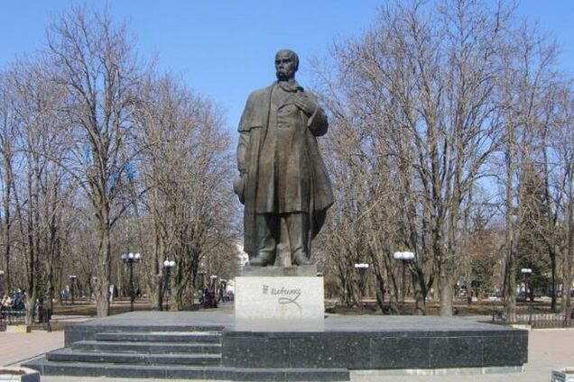 В соцсетях бурно обсуждают замену памятника Шевченко в центре Луганска на мемориал защитникам 'ЛНР'