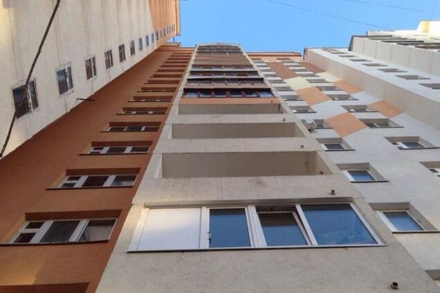 В Киеве женщина выпала из 5 этажа и выжила